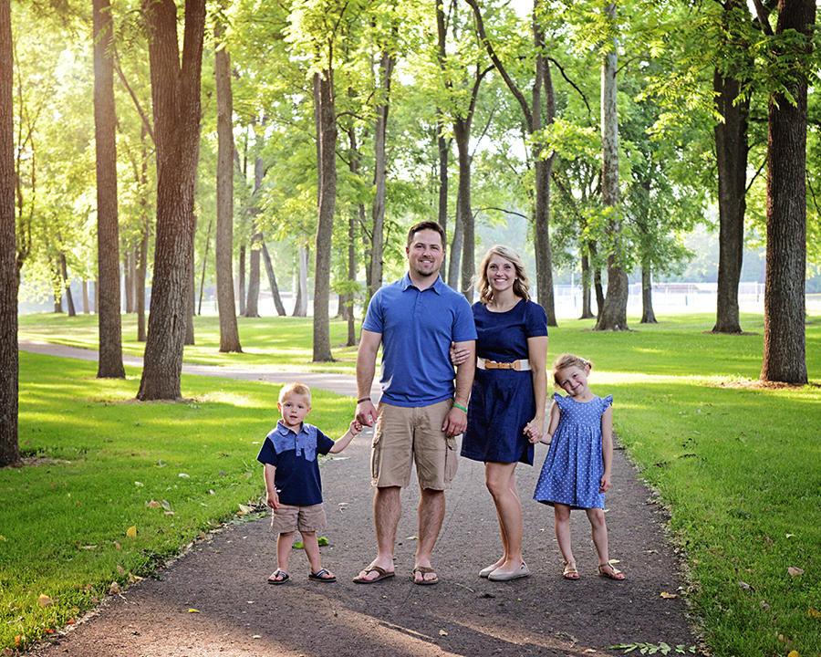 family pictures, family portraits, outdoor family portraits, natural light family pictures, Columbia City family Photographer, Fort Wayne Photograher